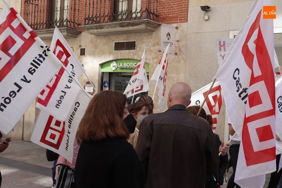 Foto 9 - Protestas de las trabajadoras de H&M por la propuesta de la empresa que cerrar&aacute; la tienda de la...