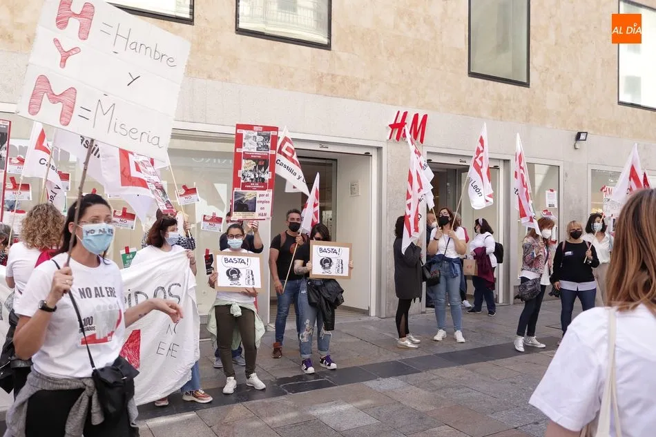 Foto 5 - Protestas de las trabajadoras de H&M por la propuesta de la empresa que cerrar&aacute; la tienda de la...