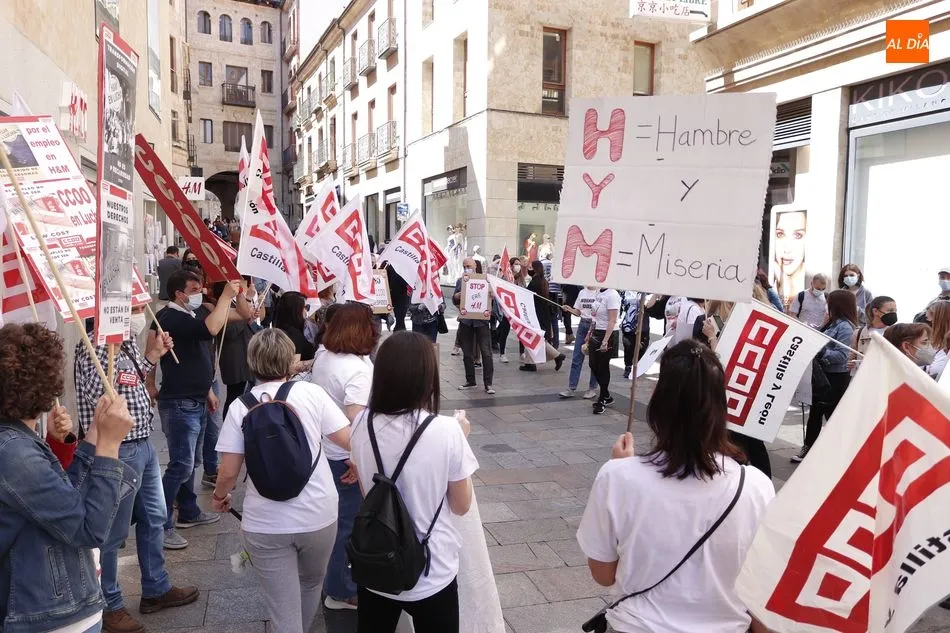 Concentración de empleadas de H&M, junto a la tienda de esta empresa en la calle Toro. Foto de Guillermo García