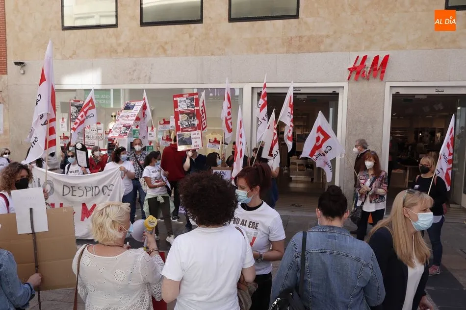 Foto 8 - Protestas de las trabajadoras de H&M por la propuesta de la empresa que cerrar&aacute; la tienda de la...