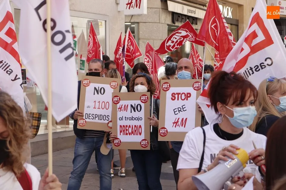 Foto 11 - Protestas de las trabajadoras de H&M por la propuesta de la empresa que cerrar&aacute; la tienda de la...