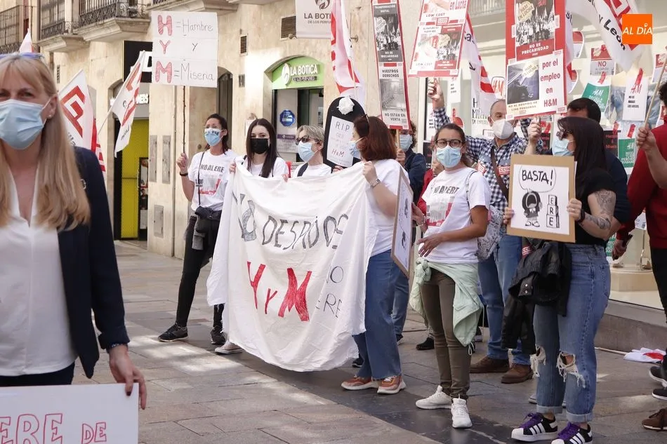 Foto 7 - Protestas de las trabajadoras de H&M por la propuesta de la empresa que cerrar&aacute; la tienda de la...
