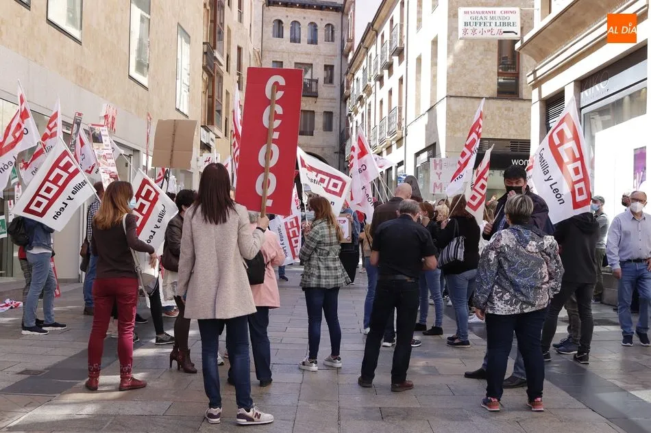 Foto 4 - Protestas de las trabajadoras de H&M por la propuesta de la empresa que cerrar&aacute; la tienda de la...