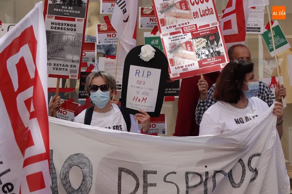 Foto 10 - Protestas de las trabajadoras de H&M por la propuesta de la empresa que cerrar&aacute; la tienda de la...