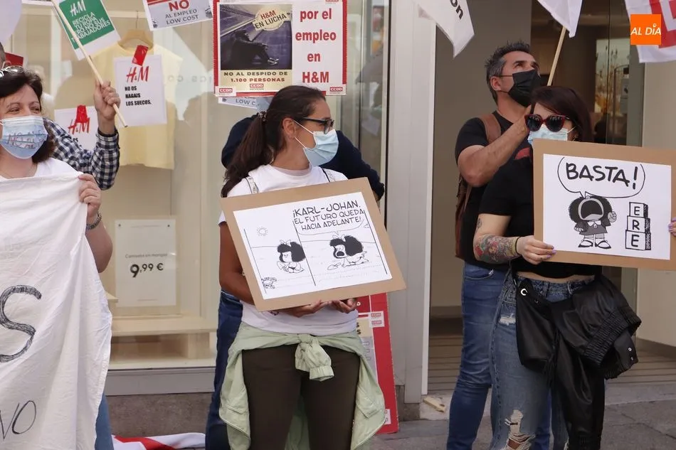 Foto 3 - Protestas de las trabajadoras de H&M por la propuesta de la empresa que cerrar&aacute; la tienda de la...