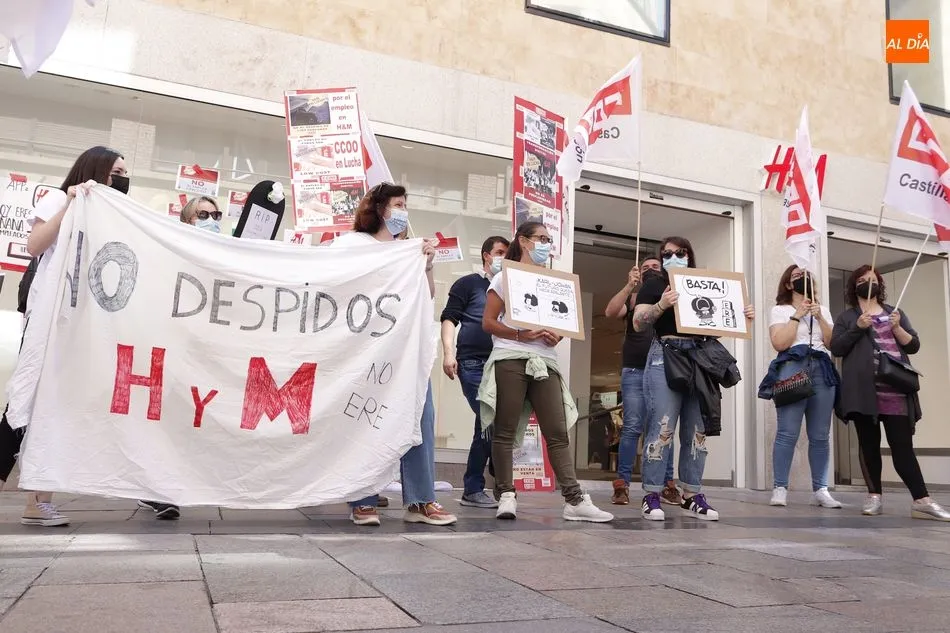 Foto 2 - Protestas de las trabajadoras de H&M por la propuesta de la empresa que cerrar&aacute; la tienda de la...