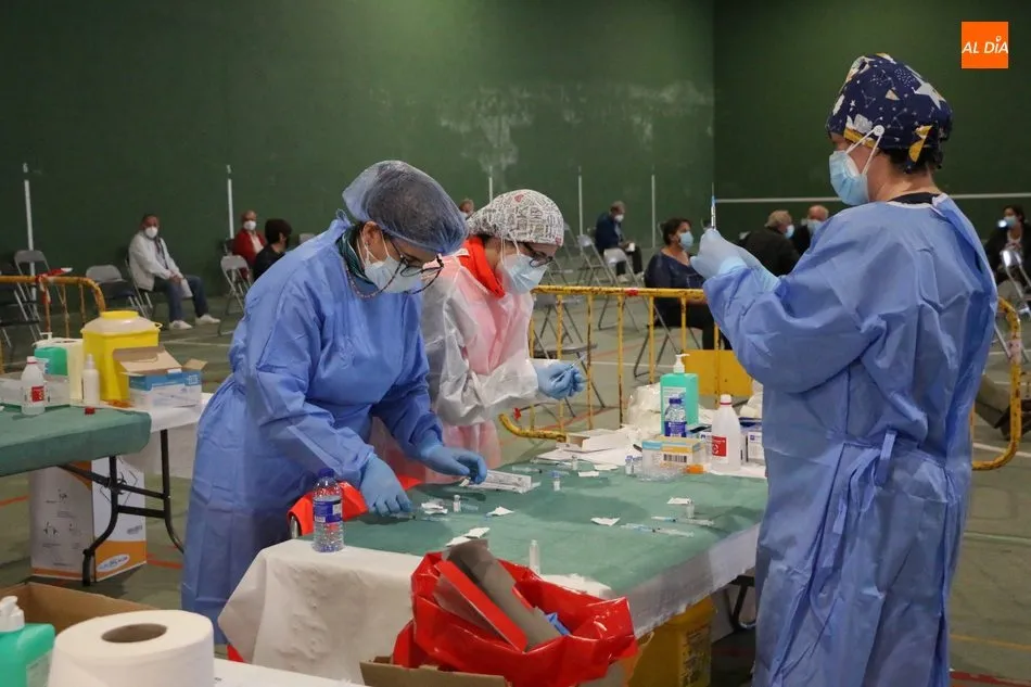 Foto 10 - En torno a 200 personas, de entre 66 y 69 a&ntilde;os, reciben en Lumbrales la vacuna anticovid  