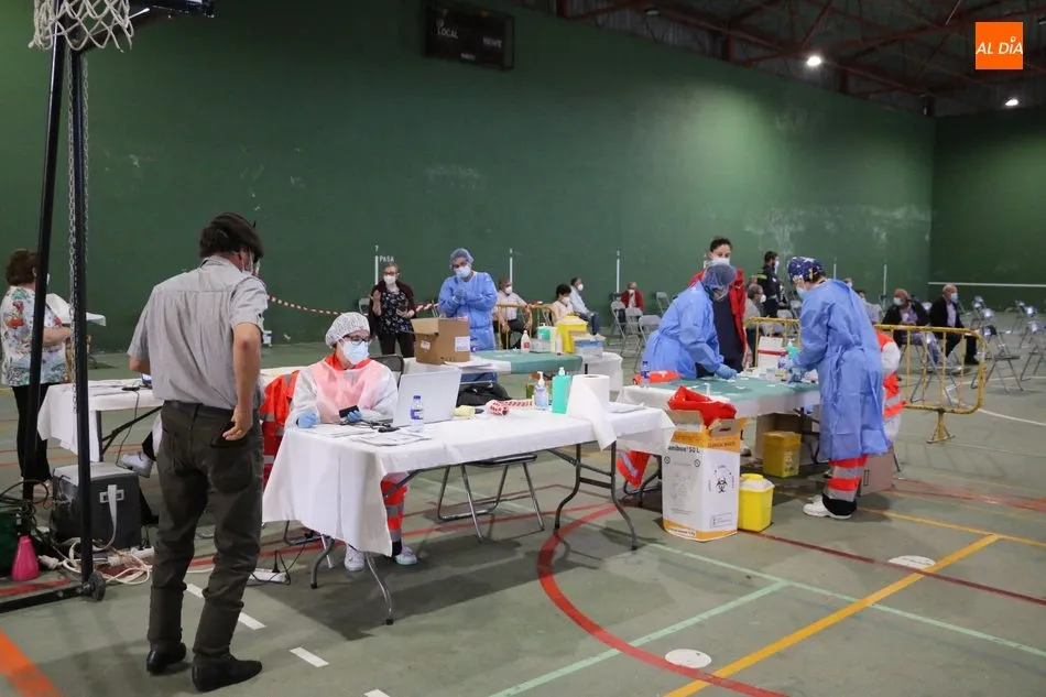 Foto 9 - En torno a 200 personas, de entre 66 y 69 a&ntilde;os, reciben en Lumbrales la vacuna anticovid  