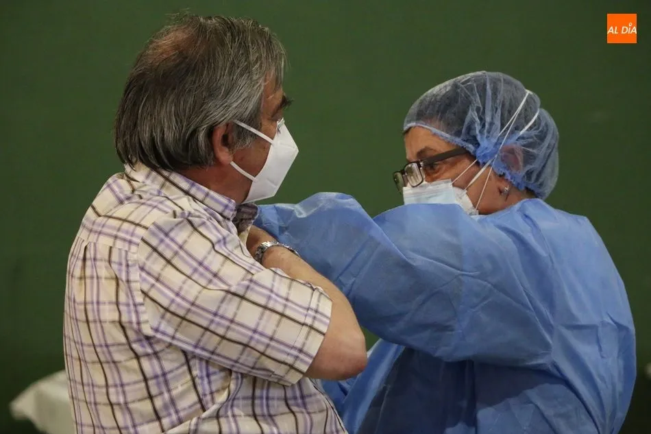 Foto 8 - En torno a 200 personas, de entre 66 y 69 a&ntilde;os, reciben en Lumbrales la vacuna anticovid  