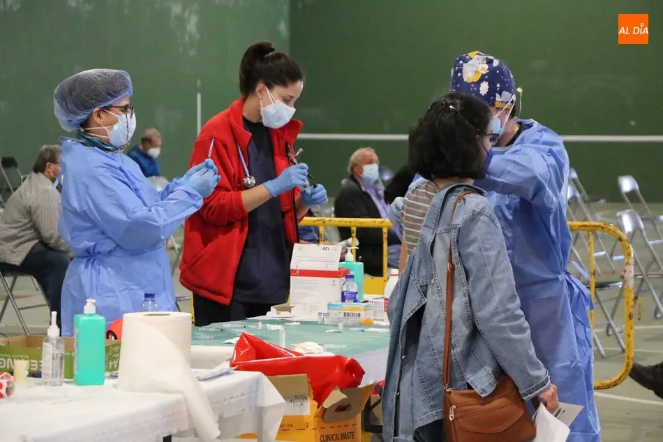 Foto 7 - En torno a 200 personas, de entre 66 y 69 a&ntilde;os, reciben en Lumbrales la vacuna anticovid  