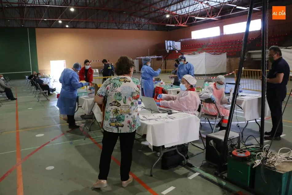 Foto 4 - En torno a 200 personas, de entre 66 y 69 a&ntilde;os, reciben en Lumbrales la vacuna anticovid  