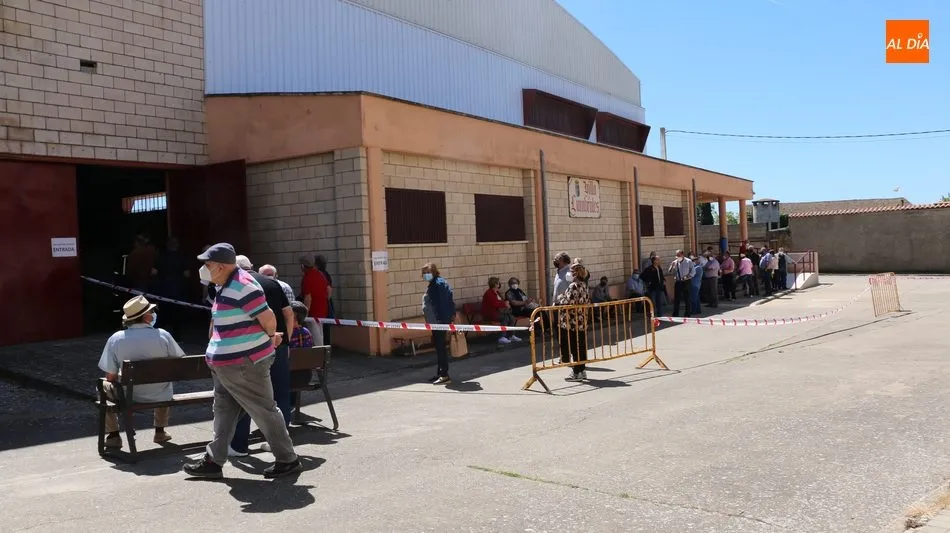 Foto 3 - En torno a 200 personas, de entre 66 y 69 a&ntilde;os, reciben en Lumbrales la vacuna anticovid  