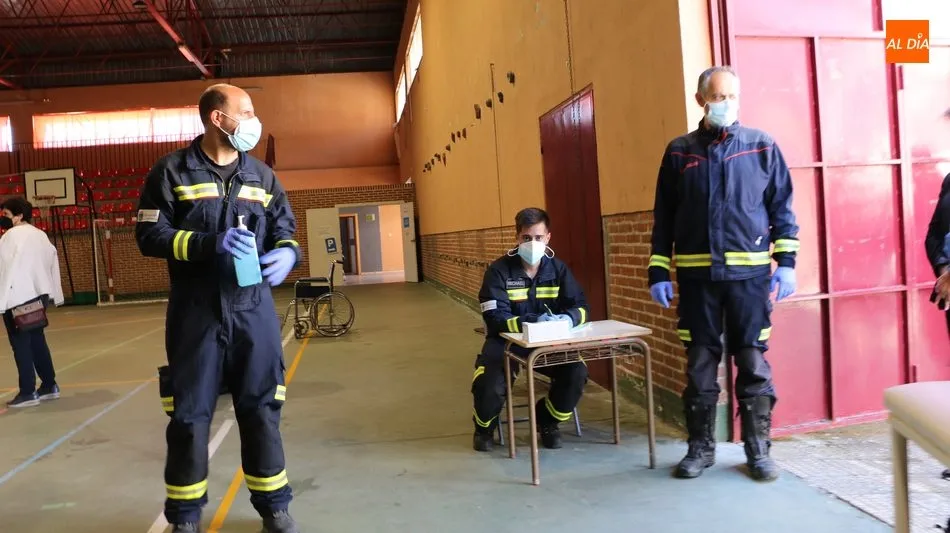 Foto 2 - En torno a 200 personas, de entre 66 y 69 a&ntilde;os, reciben en Lumbrales la vacuna anticovid  