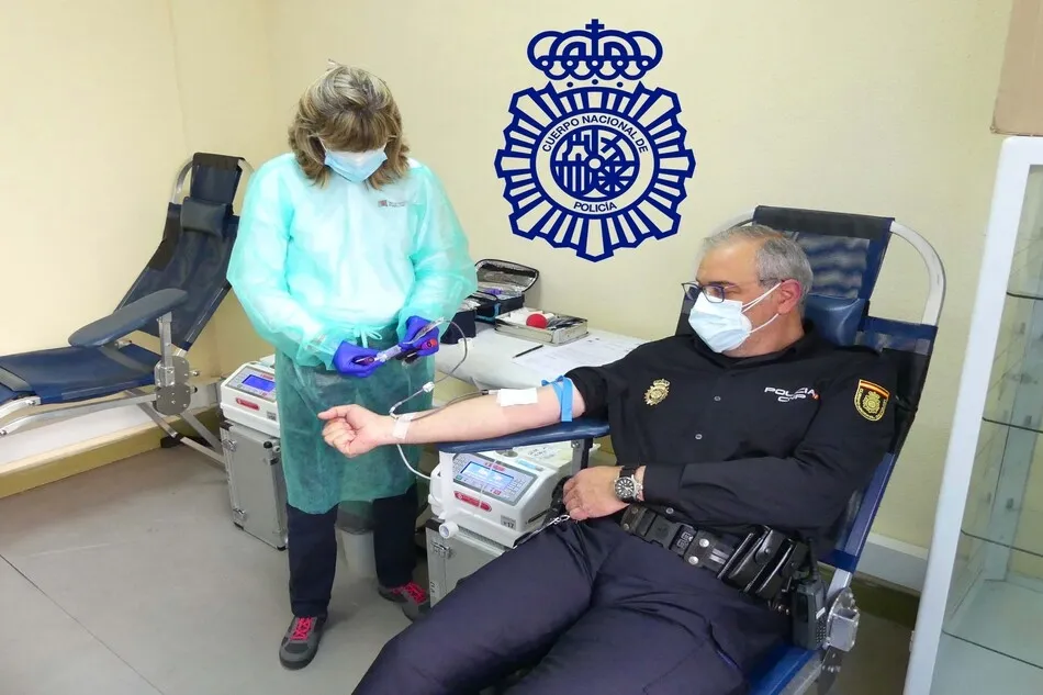 Foto 2 - Agentes de la Polic&iacute;a Nacional se suman a la campa&ntilde;a de la Hermandad de Donantes de Sangre