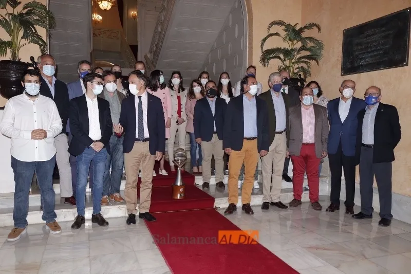 Foto 4 - El Perfumer&iacute;as Avenida vuelve a ser recibido en el Ayuntamiento por ganar la Liga