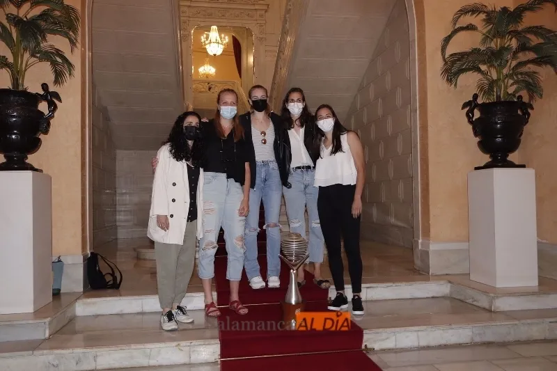 Foto 3 - El Perfumer&iacute;as Avenida vuelve a ser recibido en el Ayuntamiento por ganar la Liga