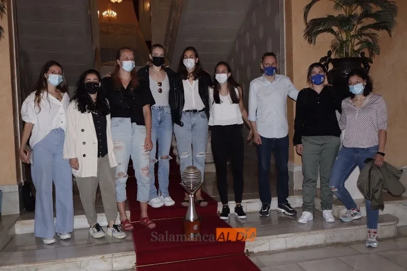 Parte del Avenida, en la entrada del Consistorio / Guillermo García