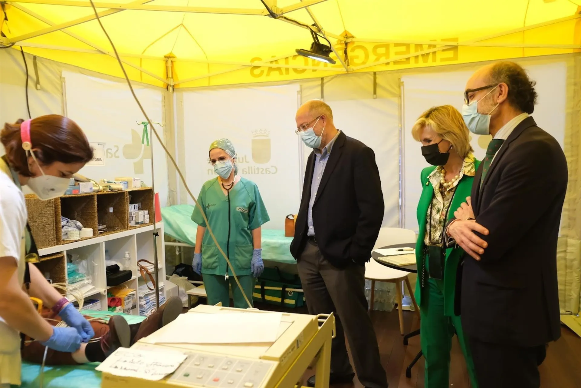 Igea, junto a Verónica Casado y el consejero de Cultura y Turismo durante la visita realizada al centro de vacunación masiva en el Miguel Delibes. Foto: EP