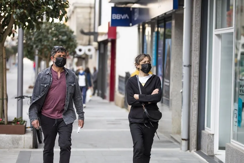 Varias personas con mascarilla por la calle