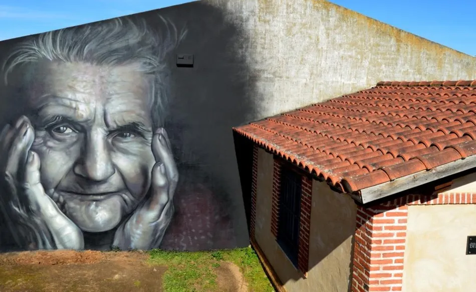 Rostro de mujer anciana, uno de los espectaculares murales de Tirados de la Vega. Foto: AytoVegaTirados