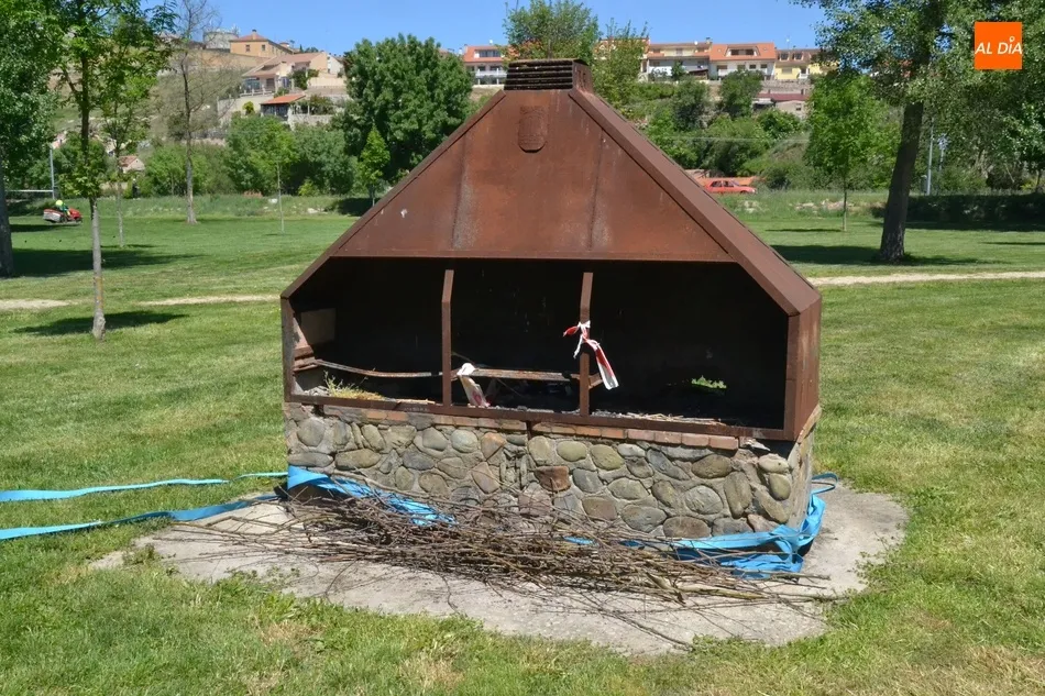 Foto 5 - Arrancan la cinta delimitadora de la pista de voleibol de la Alameda y la enredan en una barbacoa  