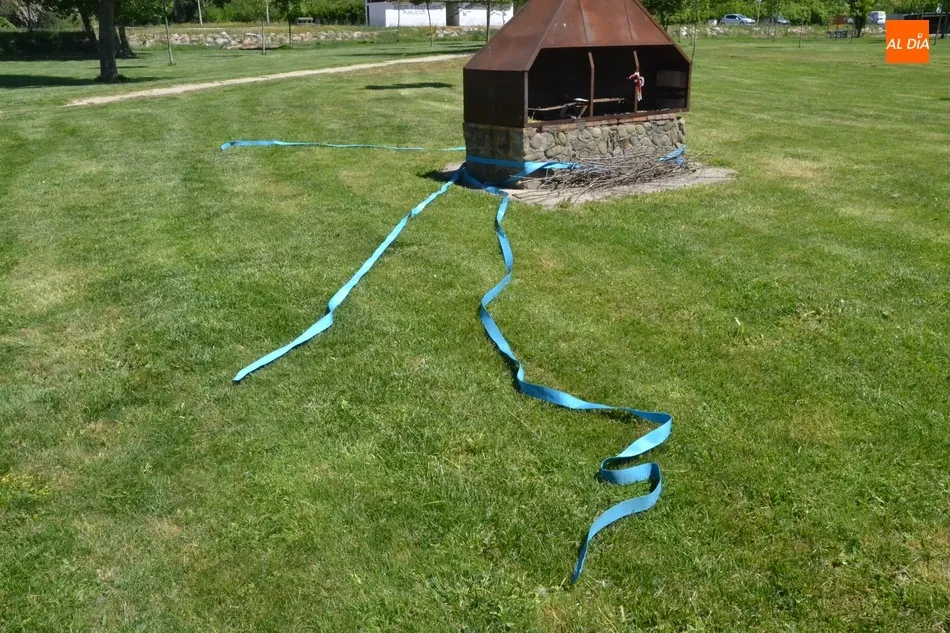 Arrancan la cinta delimitadora de la pista de voleibol de la Alameda y la enredan en una barbacoa  