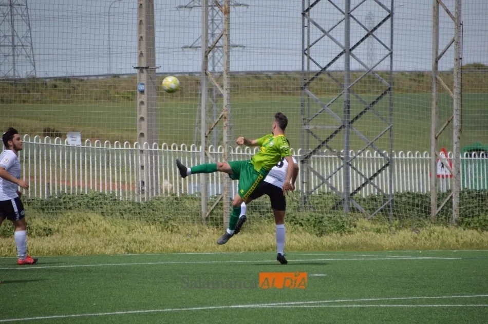 Foto 2 - Un gol de Nabil en el a&ntilde;adido le da la victoria en el derbi a Unionistas ante el Salamanca UDS...
