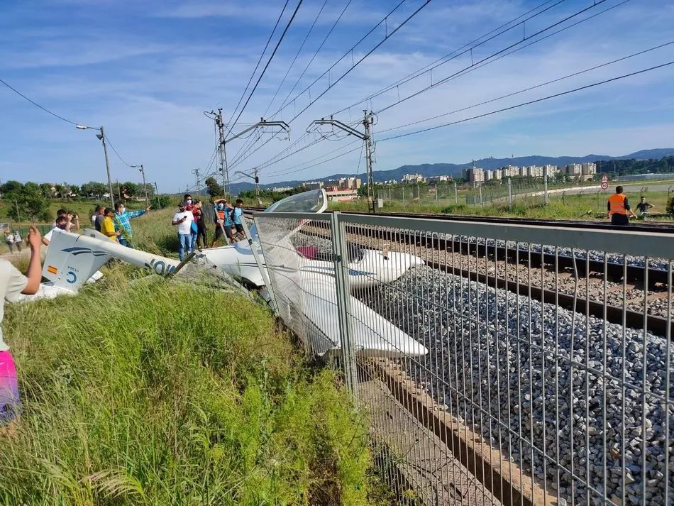 Una avioneta se estrella en el aeropuerto de Sabadell - RENFE