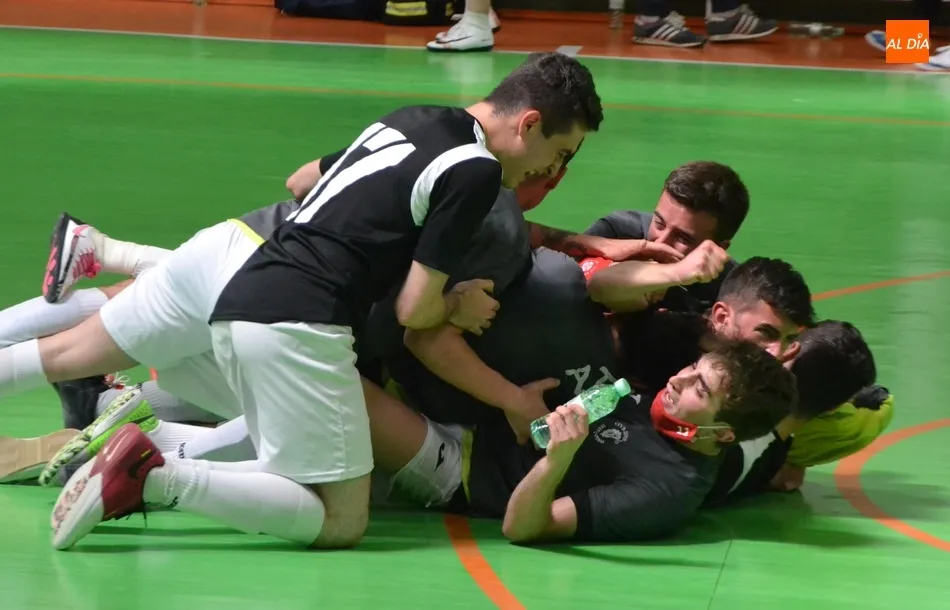 Foto 8 - El Senior del III Columnas consigue el ansiado ascenso a 3&ordf; Divisi&oacute;n  