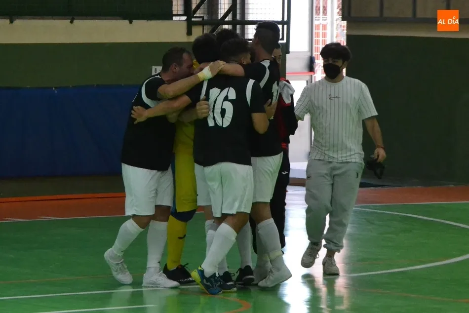 Foto 6 - El Senior del III Columnas consigue el ansiado ascenso a 3&ordf; Divisi&oacute;n  