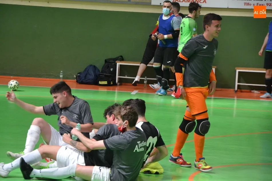 Foto 4 - El Senior del III Columnas consigue el ansiado ascenso a 3&ordf; Divisi&oacute;n  