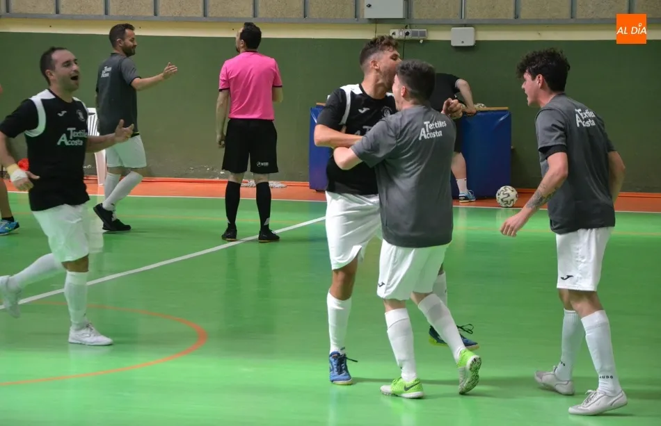 Foto 2 - El Senior del III Columnas consigue el ansiado ascenso a 3&ordf; Divisi&oacute;n  