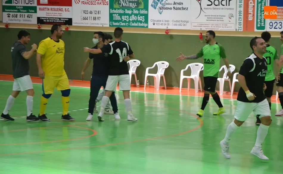 Foto 3 - El Senior del III Columnas consigue el ansiado ascenso a 3&ordf; Divisi&oacute;n  