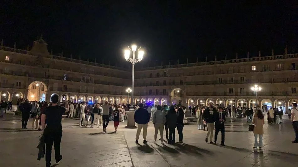 Foto 2 - Los hosteleros salmantinos muestran su rechazo por la respuesta masiva en las calles tras el estado ...