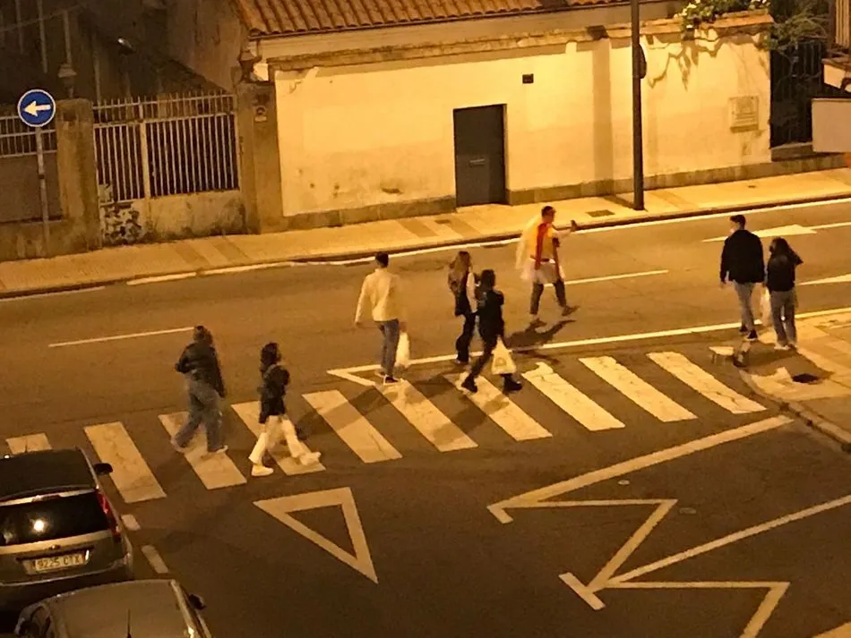 Jóvenes de madrugada circulando por  las calles de Salamanca