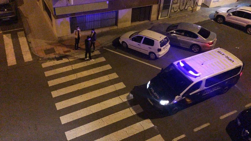 Un furgón policial en la calle Volta anoche - Archivo
