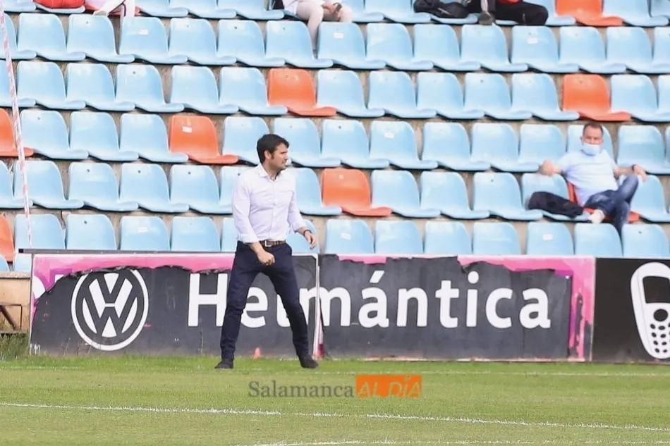 Escobar, en la banda del estadio