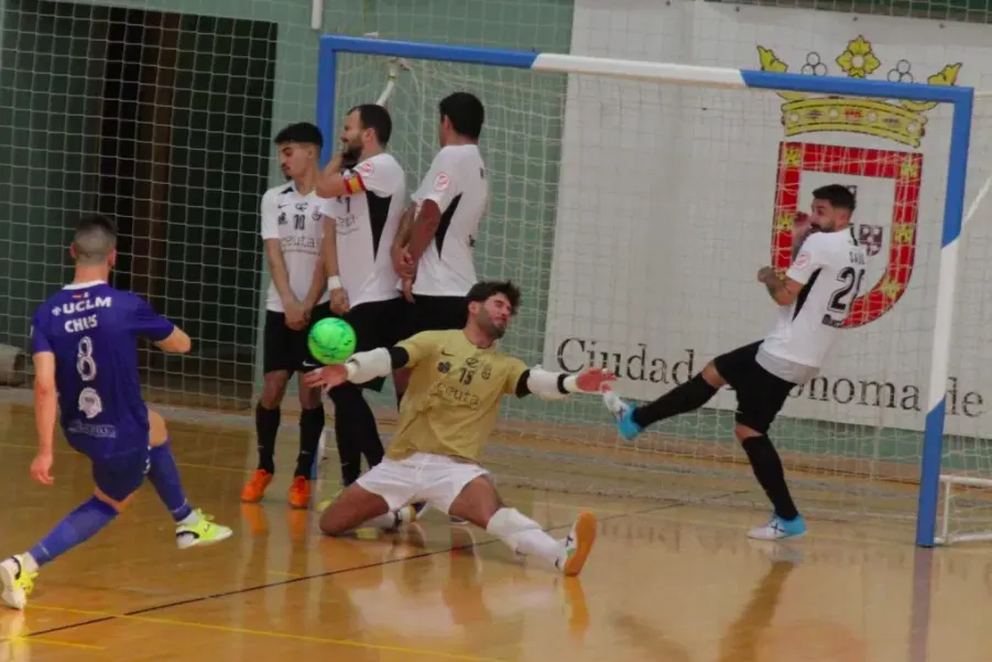 Disparo de Chus en una acción del partido / Manzanares FS