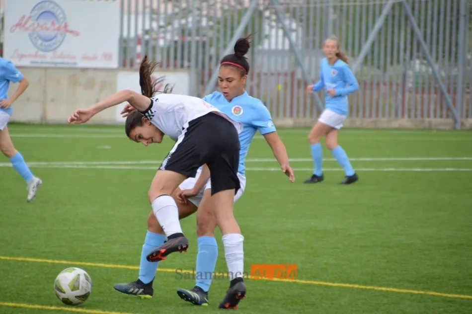 Una pelea por el balón en el partido / Guillermo García