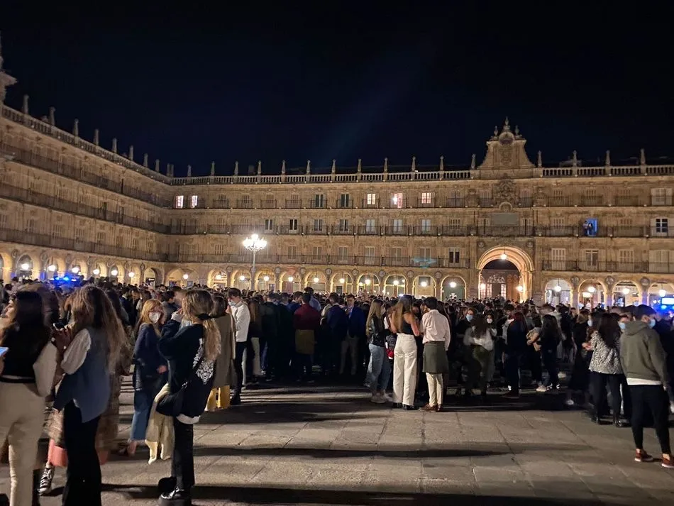 La Plaza Mayor llena de público en la madrugada del 9 de mayo - Archivo