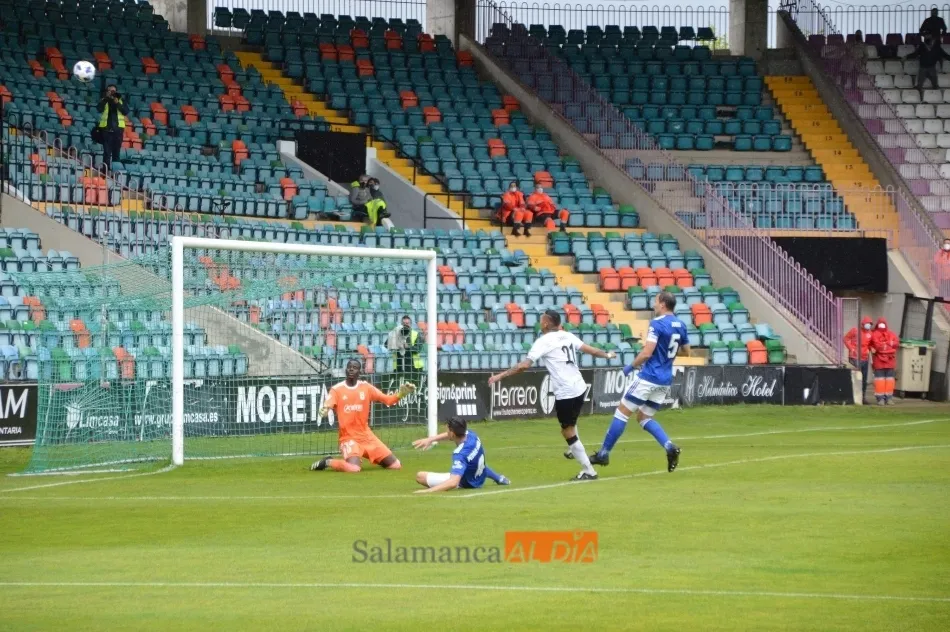 Foto 10 - El Salamanca UDS y su Helm&aacute;ntico dan un salto de gigante para alejarse de caer al infierno (4-0)