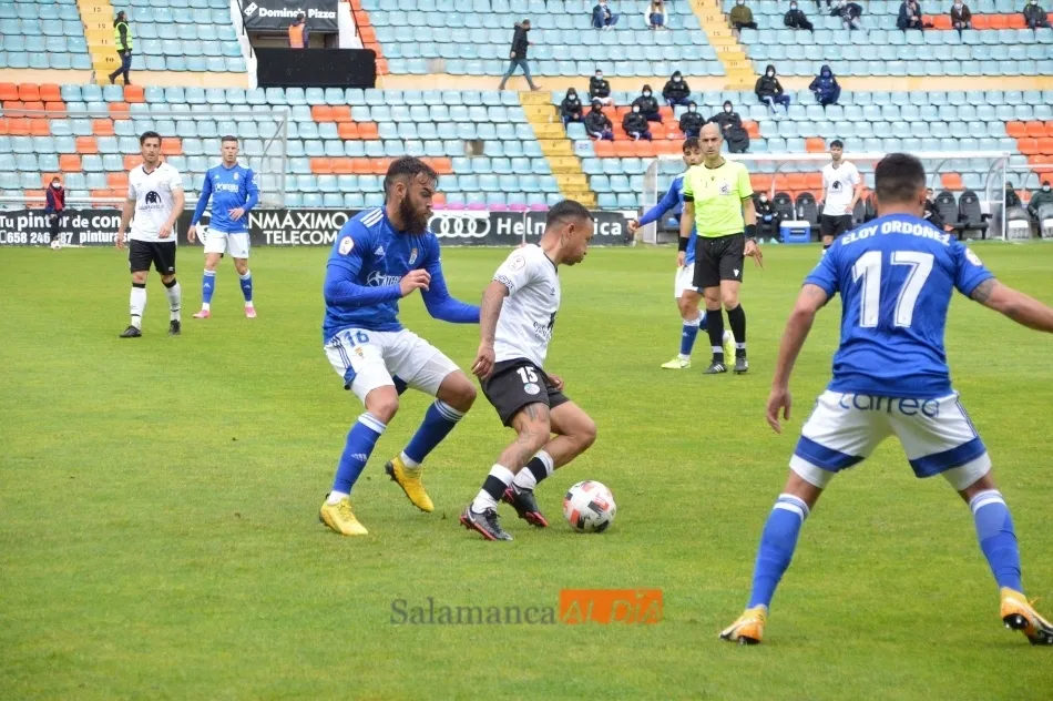 Foto 9 - El Salamanca UDS y su Helm&aacute;ntico dan un salto de gigante para alejarse de caer al infierno (4-0)