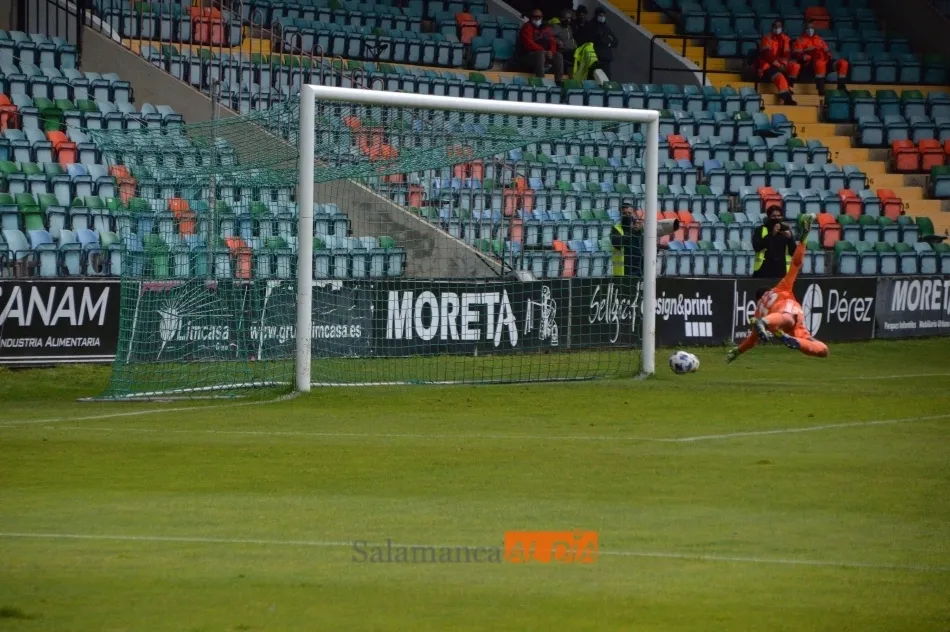 Foto 6 - El Salamanca UDS y su Helm&aacute;ntico dan un salto de gigante para alejarse de caer al infierno (4-0)
