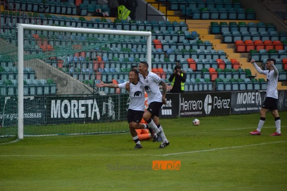 El Puma Chávez y Juancho López celebran el gol del colombiano / Guillermo García