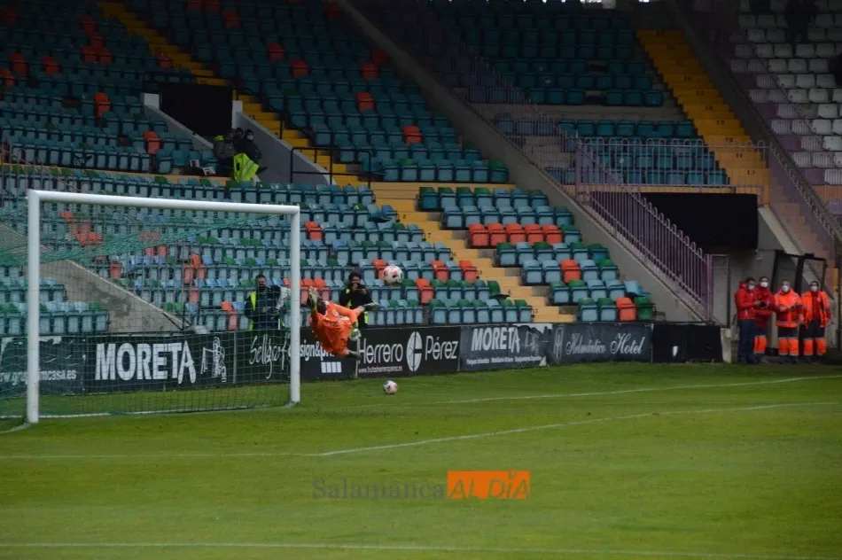 Foto 3 - El Salamanca UDS y su Helm&aacute;ntico dan un salto de gigante para alejarse de caer al infierno (4-0)