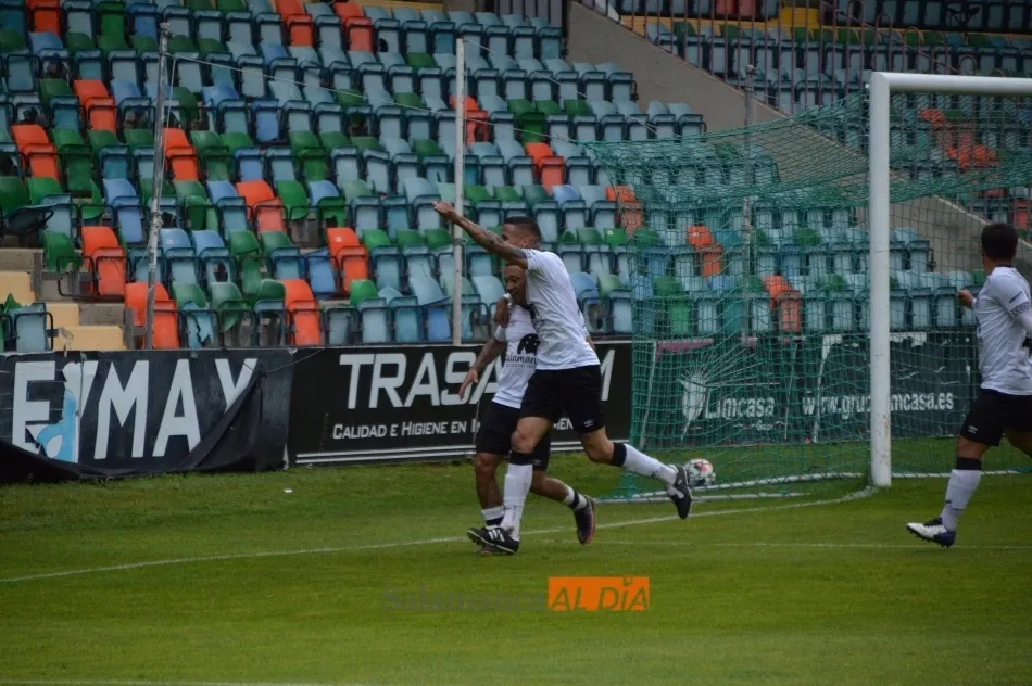 Foto 2 - El Salamanca UDS y su Helm&aacute;ntico dan un salto de gigante para alejarse de caer al infierno (4-0)