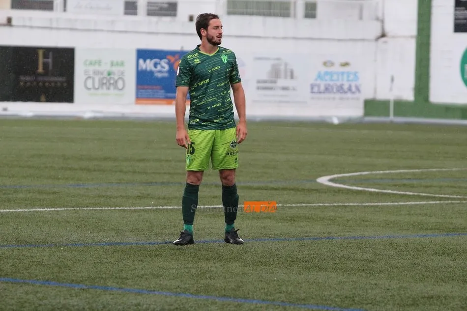 Foto 11 - El CD Guijuelo olvida el descenso imponi&eacute;ndose al Covadonga (3-1)