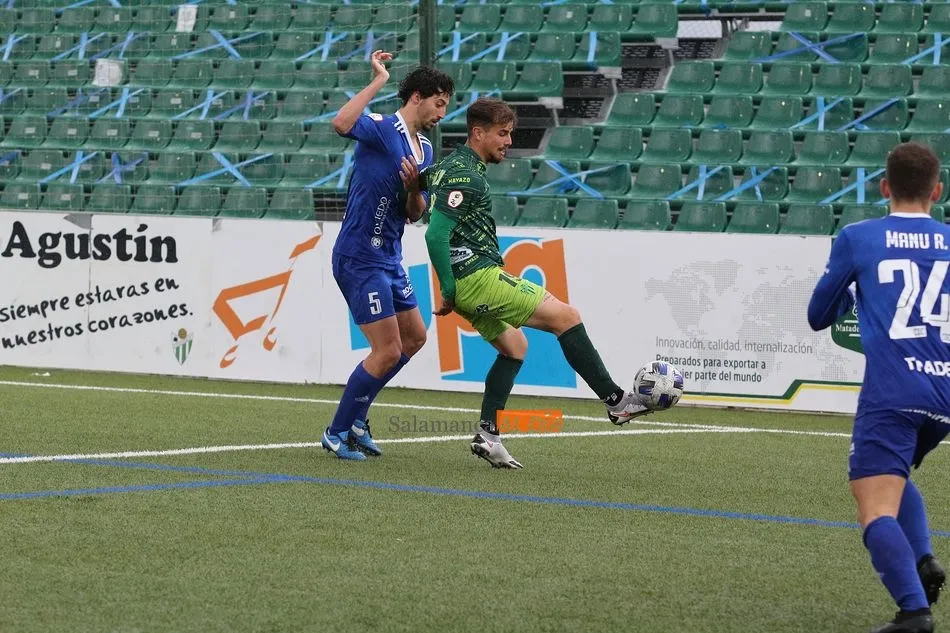 Foto 9 - El CD Guijuelo olvida el descenso imponi&eacute;ndose al Covadonga (3-1)