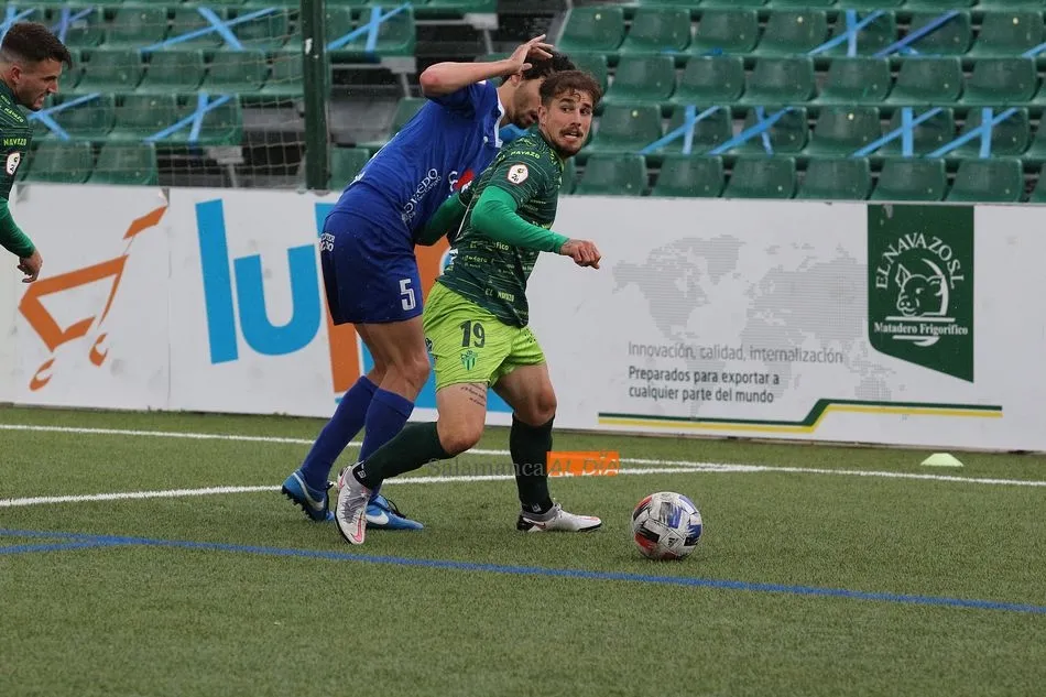 Foto 8 - El CD Guijuelo olvida el descenso imponi&eacute;ndose al Covadonga (3-1)