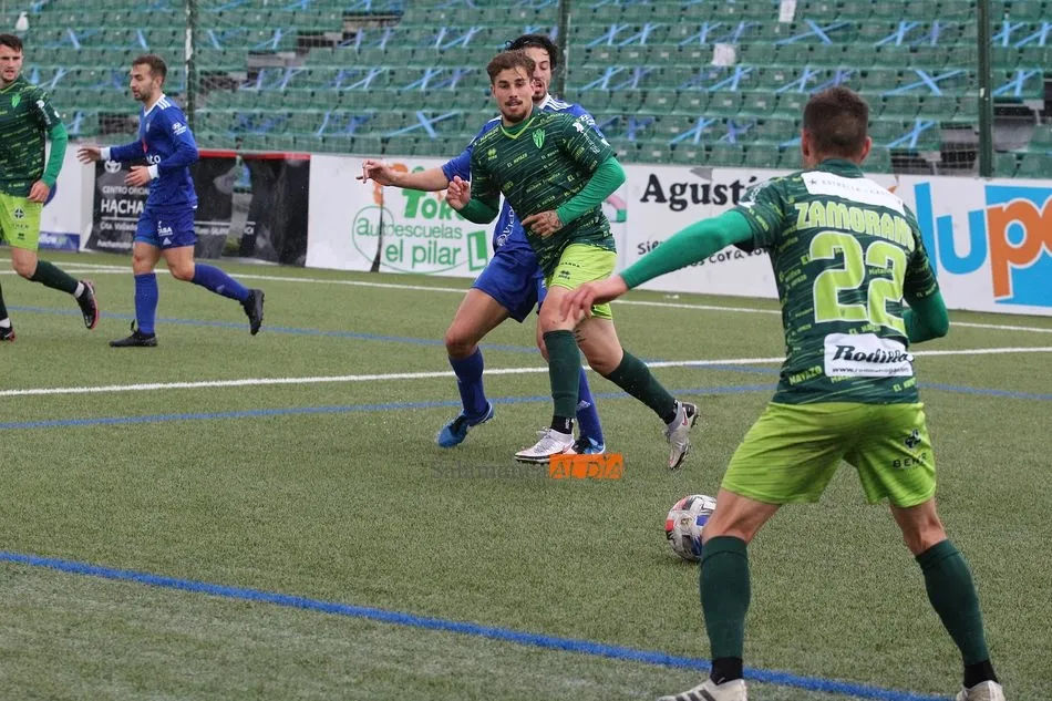 Foto 7 - El CD Guijuelo olvida el descenso imponi&eacute;ndose al Covadonga (3-1)